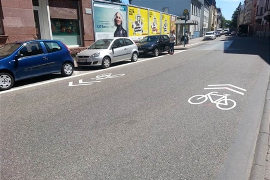 Fahrradboxen und Piktogrammketten sollen Radverkehr attraktiver machen Piktogrammketten, wie sie für die Recklinghauser Straße vorgesehen sind, gibt es bereits auf Straßen in Frankfurt am Main.