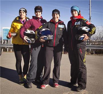 Pilotin Anja Schneiderheinze (2.v.re.) fährt mit ihren drei Anschieberinnen (v.li.) Annika Drazek, Franziska Bertels und Erline Nolte durch die Saison. Sie ist bekannt dafür, ihre Anschieberinnen durchzuwechseln, bei den Highlight-Rennen ist aber die derzeit beste deutsche Anschieberin Drazek Favoritin.