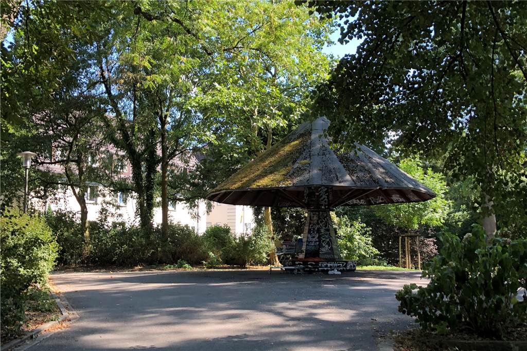 „Ich will hier nicht mehr wohnen“ - Anwohner bezweifeln Erfolg der geplanten Parkordnung Pilz des Anstoßes: Dieser Bereich im östlichen Teil des Westparks ist beliebter Treffpunkt.