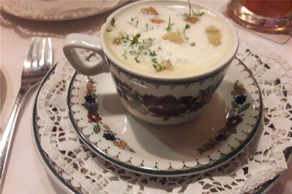 Füchtelner Mühle entführt in Weihnachtswunderland - und das Essen schmeckt auch Pilzsuooe als Vorspeise
