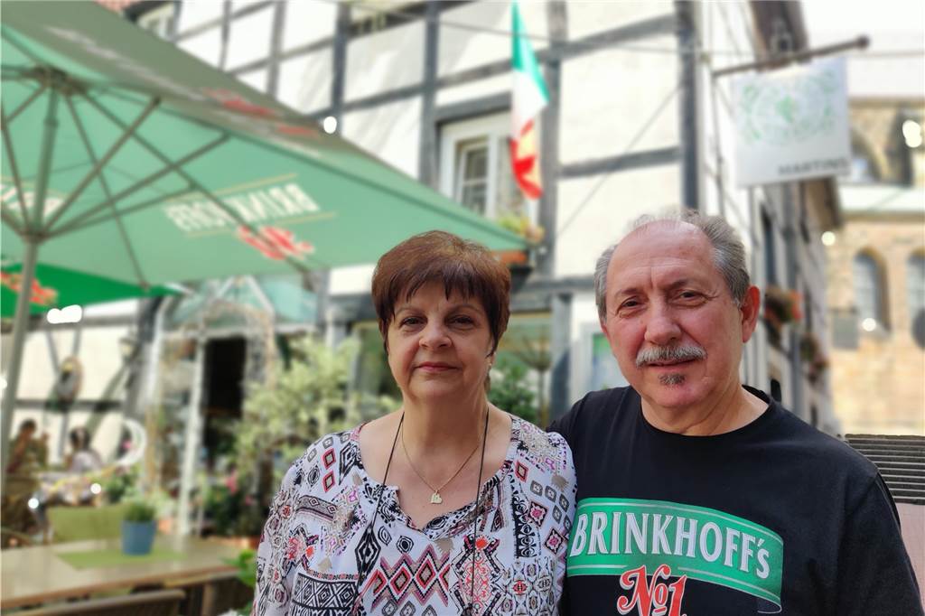 Verkauft und vergeben: Die verrücktesten Stücke aus dem Martins in der Altstadt Pina und Enzo Scolaro geben das Martins in der Castroper Altstadt nach fast 12 Jahren auf. Am 21. Juli 2019 war der letzte Tag. Jetzt wird noch Mobiliar und anderes verkauft.