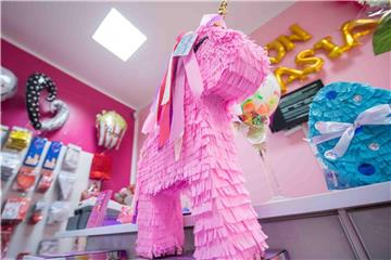 Piñatas sind mit Süßigkeiten befüllte Spielzeugfiguren aus Pappmaché. Foto: Arne Bänsch