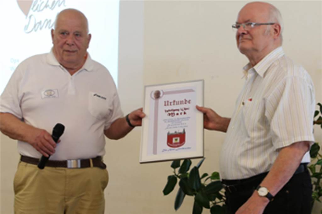 Kameraden trauern um „Feuerwehr-Opa“ Wolfgang Mark Pit Richarz (l.) überreichte 2020 im Namen der "Alten Löschknechte" eine Ehrenurkunde an Wolfgang Mark.