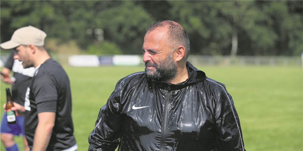 Jubel in Hochlar, Ernüchterung in Marl-Hamm - Aufsteiger zur Kreisliga B stehen fest Pitschnass, aber zufrieden: Georgios "Gogo" Adamoglou, Trainer des SV Hochlar 28 III.