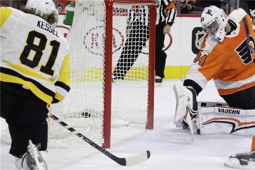 Kühnhackl besiegt mit Pittsburgh die Philadelphia Flyers Pittsburghs Phil Kessel (l/81) erzielt ein Tor, vorbei an Philadelphias Goalie Petr Mrazek (r). Foto: Matt Slocum/AP