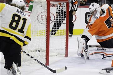Pittsburghs Phil Kessel (l/81) erzielt ein Tor, vorbei an Philadelphias Goalie Petr Mrazek (r). Foto: Matt Slocum/AP