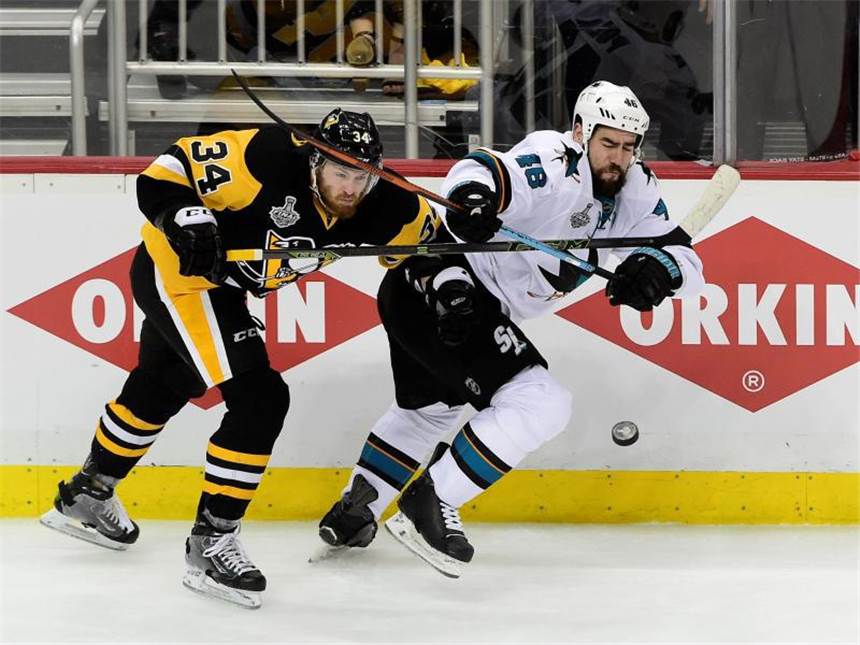 NHL-Finale: Kühnhackl-Team vergibt ersten Matchpunkt Pittsburghs Tom Kühnhackl (l) im Duelle mit Tomas Hertl von den San Jose Sharks. Foto: Eric Canha/CSM/ZUMA Wire/dpa
