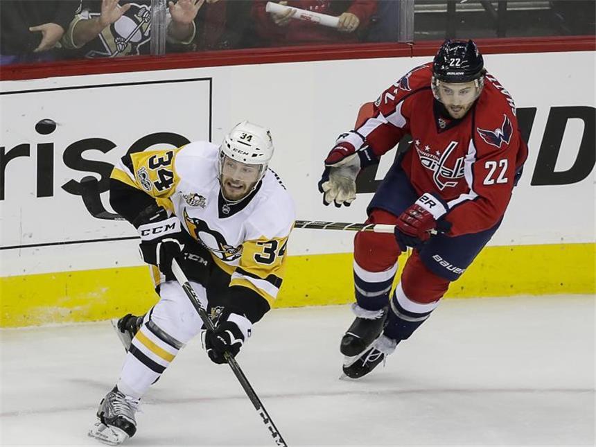 Stanley-Cup-Finale: Kühnhackl vor historischem Erfolg Pittsburghs Tom Kühnhackl (l) stand zuletzt gegen die Washingtons auf dem Eis. Foto: Justin Cooper