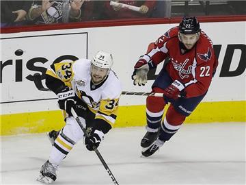 Pittsburghs Tom Kühnhackl (l) stand zuletzt gegen die Washingtons auf dem Eis. Foto: Justin Cooper