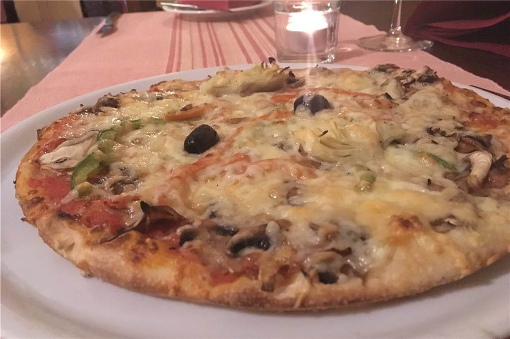 Mamma Stella in Olfen: Ehrliches italienisches Essen mit einem Extraschlag Herzlichkeit Pizza mit Champignong, Paprika, Artischocke und Oliven war der Hauptgang.
