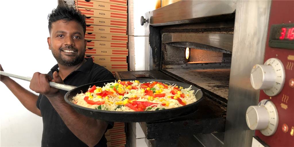 Pizza für 2,50 Euro: Ist Mahiman (31) Deutschlands günstigster Pizzabäcker? Pizzabäcker Mahiman Sahayarajah: „Ich möchte günstige Preise für meine Kunden.“