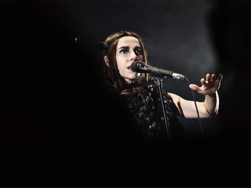 PJ Harvey: Britischer Popstar spielt den Vampir-Blues PJ Harvey schält sich aus der Dunkelheit.