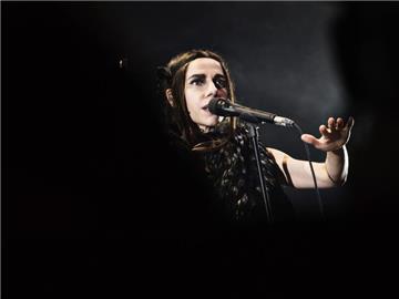 PJ Harvey schält sich aus der Dunkelheit.