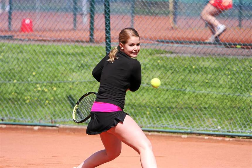 BW Werne sieht sich für erstes Spiel gerüstet <p>Katrin Gößl hat den Ball fest im Blick: Für sie und ihr Team des TC BW Werne startet am Sonntag die Verbandsliga-Saison. <p></p> Denninghaus</p>