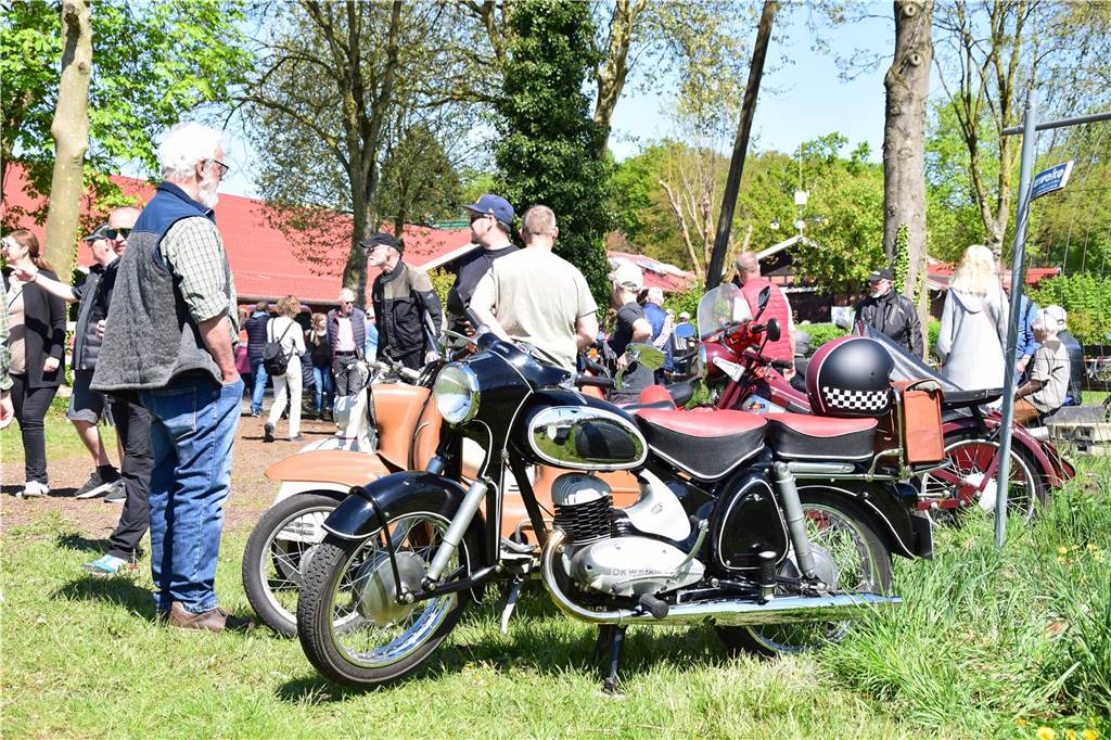 Pkw, Landmaschinen, Trecker, Motorräder, Wohnmobile, Militärfahrzeuge und sogar Feuerwehrautos aus längst vergangenen Jahrzehnten – rund 400 Aussteller waren am Sonntag (27.4.2025 )der Einladung von Prickingshof-Chef Thomas Döpper zum Oldtimertreff in Haltern gefolgt.