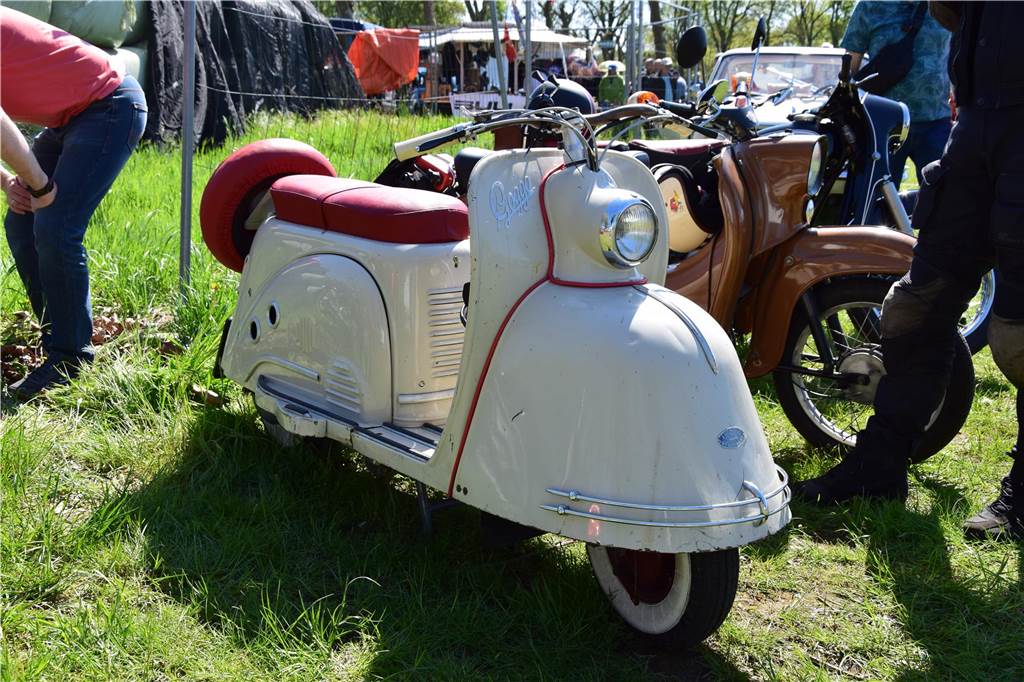 Pkw, Landmaschinen, Trecker, Motorräder, Wohnmobile, Militärfahrzeuge und sogar Feuerwehrautos aus längst vergangenen Jahrzehnten – rund 400 Aussteller waren am Sonntag (27.4.2025 )der Einladung von Prickingshof-Chef Thomas Döpper zum Oldtimertreff in Haltern gefolgt.