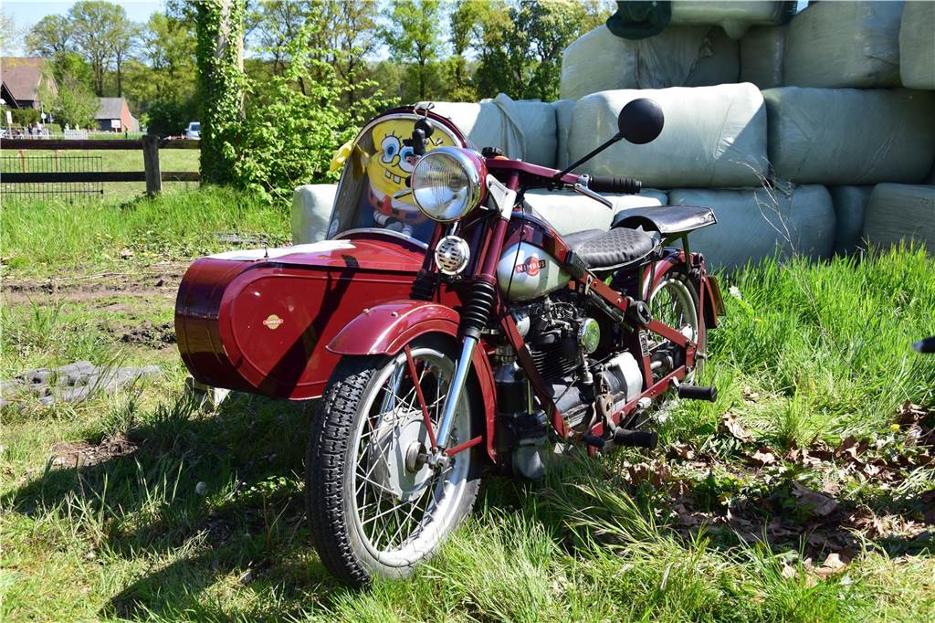 Pkw, Landmaschinen, Trecker, Motorräder, Wohnmobile, Militärfahrzeuge und sogar Feuerwehrautos aus längst vergangenen Jahrzehnten – rund 400 Aussteller waren am Sonntag (27.4.2025 )der Einladung von Prickingshof-Chef Thomas Döpper zum Oldtimertreff in Haltern gefolgt.