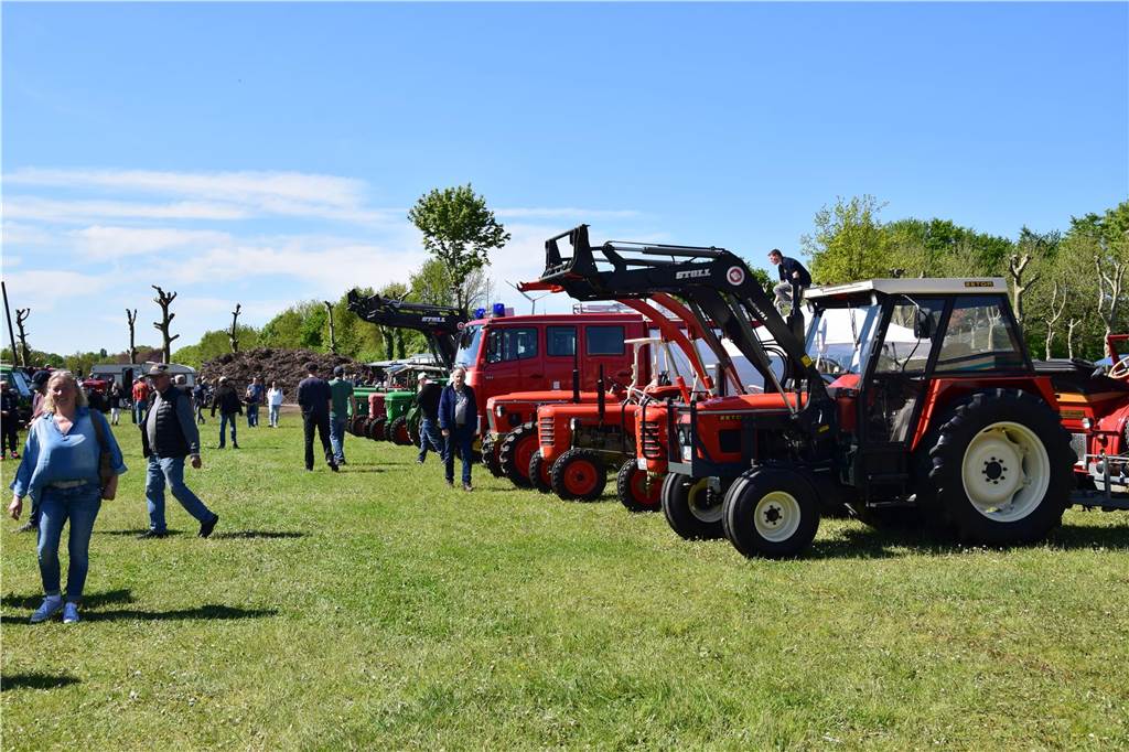 Pkw, Landmaschinen, Trecker, Motorräder, Wohnmobile, Militärfahrzeuge und sogar Feuerwehrautos aus längst vergangenen Jahrzehnten – rund 400 Aussteller waren am Sonntag (27.4.2025 )der Einladung von Prickingshof-Chef Thomas Döpper zum Oldtimertreff in Haltern gefolgt.