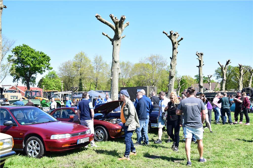 Pkw, Landmaschinen, Trecker, Motorräder, Wohnmobile, Militärfahrzeuge und sogar Feuerwehrautos aus längst vergangenen Jahrzehnten – rund 400 Aussteller waren am Sonntag (27.4.2025 )der Einladung von Prickingshof-Chef Thomas Döpper zum Oldtimertreff in Haltern gefolgt.