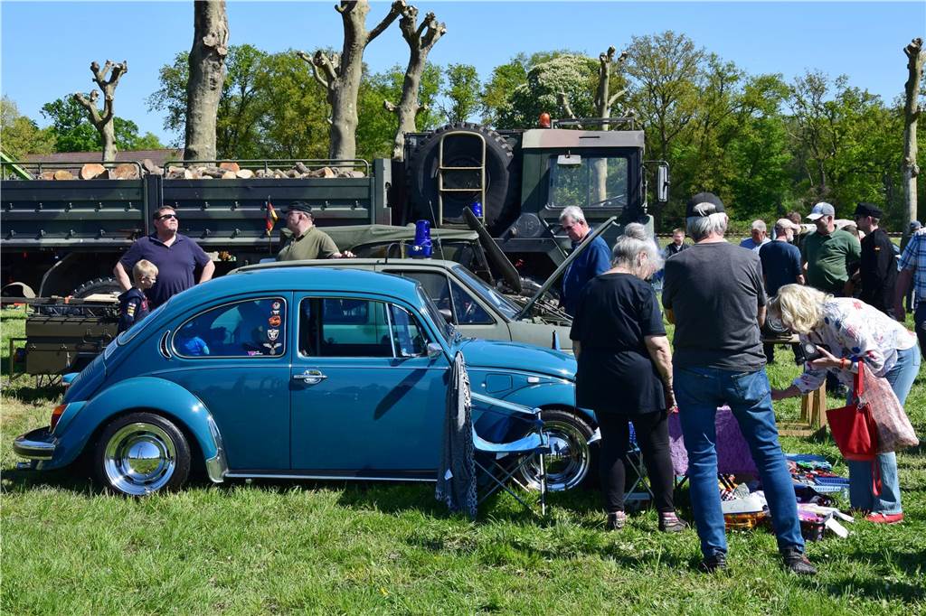 Pkw, Landmaschinen, Trecker, Motorräder, Wohnmobile, Militärfahrzeuge und sogar Feuerwehrautos aus längst vergangenen Jahrzehnten – rund 400 Aussteller waren am Sonntag (27.4.2025 )der Einladung von Prickingshof-Chef Thomas Döpper zum Oldtimertreff in Haltern gefolgt.