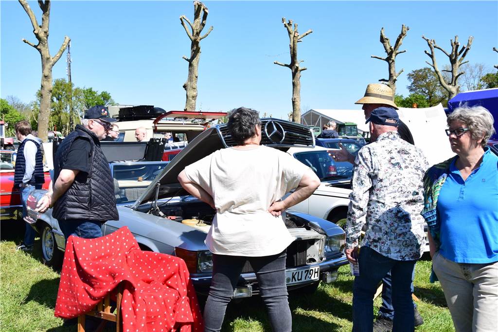 Pkw, Landmaschinen, Trecker, Motorräder, Wohnmobile, Militärfahrzeuge und sogar Feuerwehrautos aus längst vergangenen Jahrzehnten – rund 400 Aussteller waren am Sonntag (27.4.2025 )der Einladung von Prickingshof-Chef Thomas Döpper zum Oldtimertreff in Haltern gefolgt.