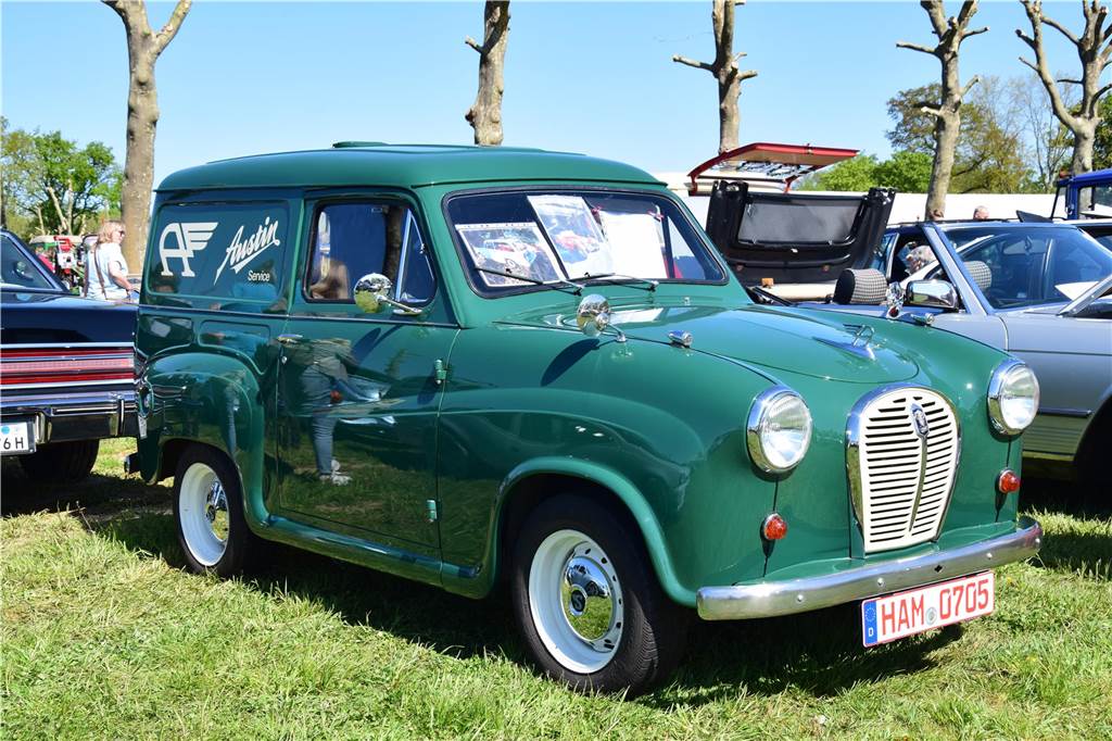 Pkw, Landmaschinen, Trecker, Motorräder, Wohnmobile, Militärfahrzeuge und sogar Feuerwehrautos aus längst vergangenen Jahrzehnten – rund 400 Aussteller waren am Sonntag (27.4.2025 )der Einladung von Prickingshof-Chef Thomas Döpper zum Oldtimertreff in Haltern gefolgt.