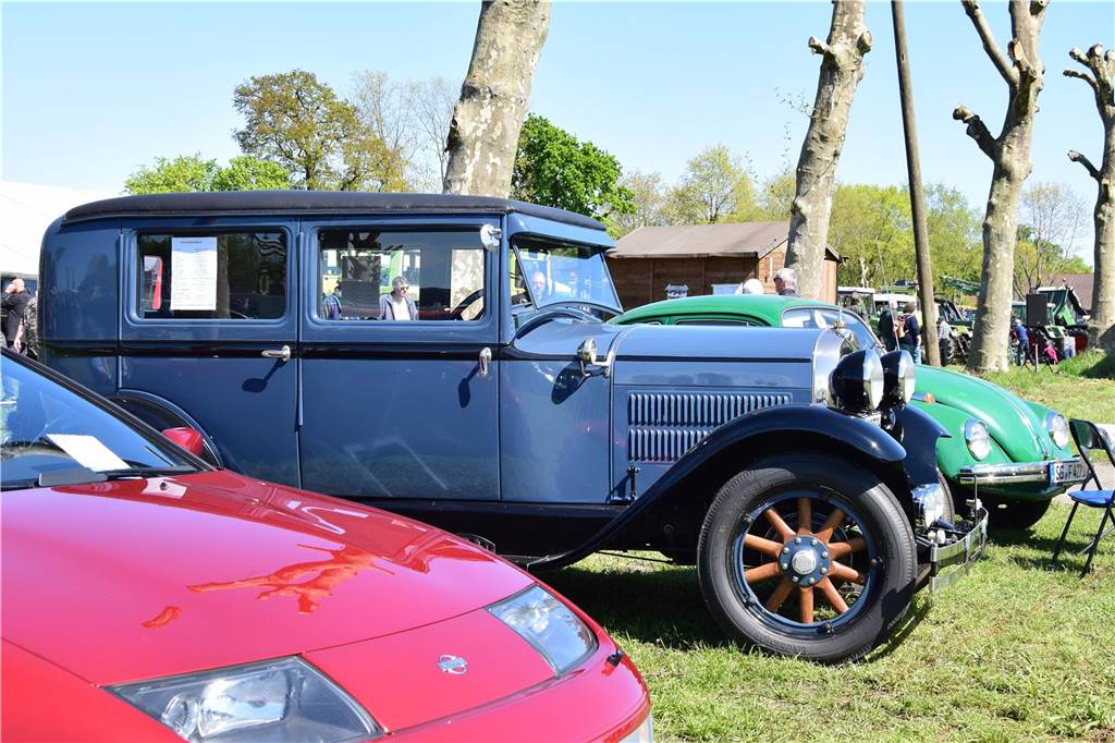 Pkw, Landmaschinen, Trecker, Motorräder, Wohnmobile, Militärfahrzeuge und sogar Feuerwehrautos aus längst vergangenen Jahrzehnten – rund 400 Aussteller waren am Sonntag (27.4.2025 )der Einladung von Prickingshof-Chef Thomas Döpper zum Oldtimertreff in Haltern gefolgt.