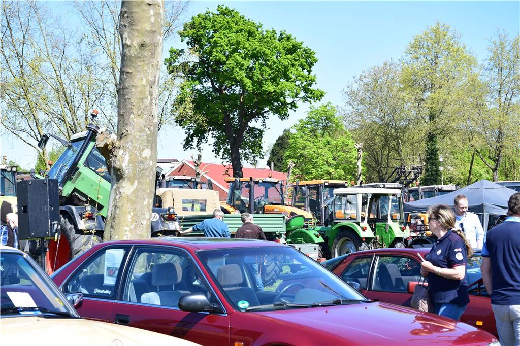 Pkw, Landmaschinen, Trecker, Motorräder, Wohnmobile, Militärfahrzeuge und sogar Feuerwehrautos aus längst vergangenen Jahrzehnten – rund 400 Aussteller waren am Sonntag (27.4.2025 )der Einladung von Prickingshof-Chef Thomas Döpper zum Oldtimertreff in Haltern gefolgt.