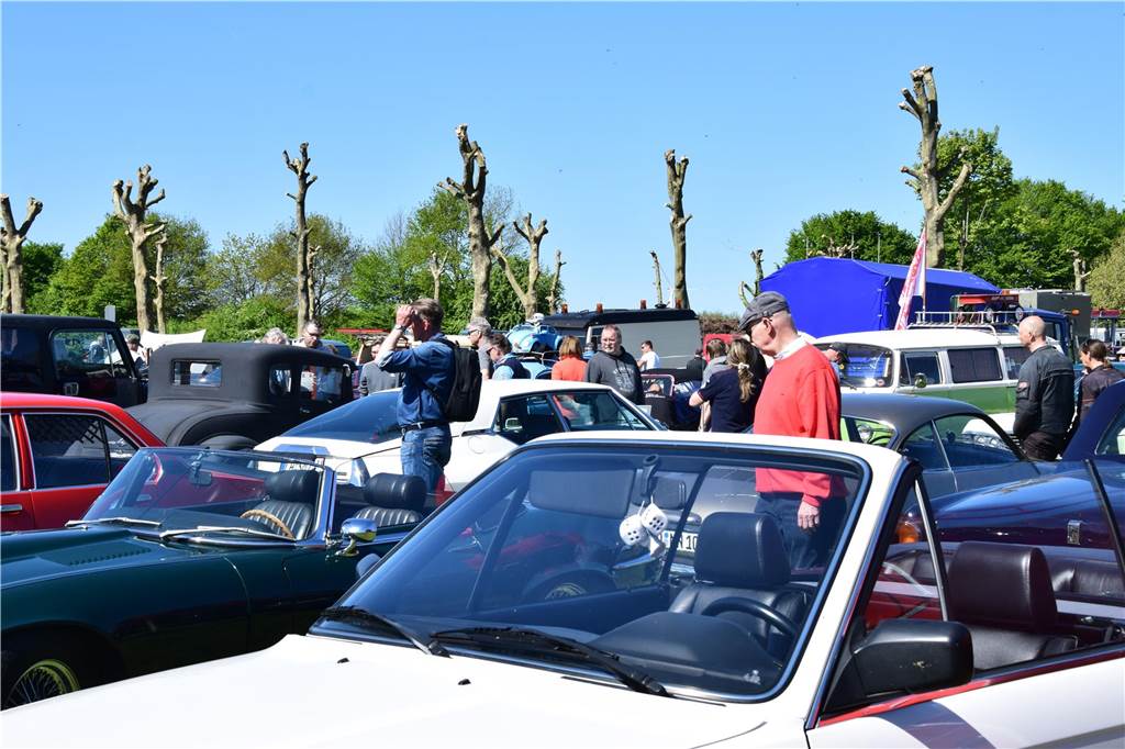 Pkw, Landmaschinen, Trecker, Motorräder, Wohnmobile, Militärfahrzeuge und sogar Feuerwehrautos aus längst vergangenen Jahrzehnten – rund 400 Aussteller waren am Sonntag (27.4.2025 )der Einladung von Prickingshof-Chef Thomas Döpper zum Oldtimertreff in Haltern gefolgt.