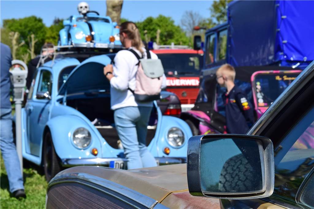 Pkw, Landmaschinen, Trecker, Motorräder, Wohnmobile, Militärfahrzeuge und sogar Feuerwehrautos aus längst vergangenen Jahrzehnten – rund 400 Aussteller waren am Sonntag (27.4.2025 )der Einladung von Prickingshof-Chef Thomas Döpper zum Oldtimertreff in Haltern gefolgt.