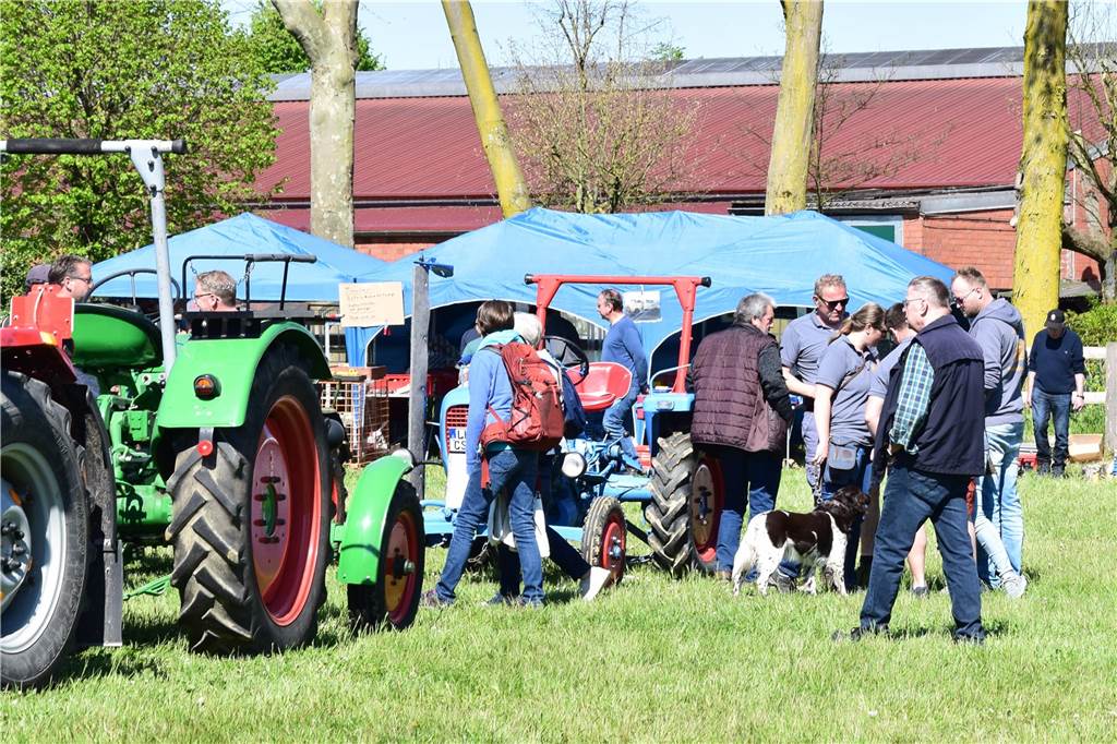 Pkw, Landmaschinen, Trecker, Motorräder, Wohnmobile, Militärfahrzeuge und sogar Feuerwehrautos aus längst vergangenen Jahrzehnten – rund 400 Aussteller waren am Sonntag (27.4.2025 )der Einladung von Prickingshof-Chef Thomas Döpper zum Oldtimertreff in Haltern gefolgt.
