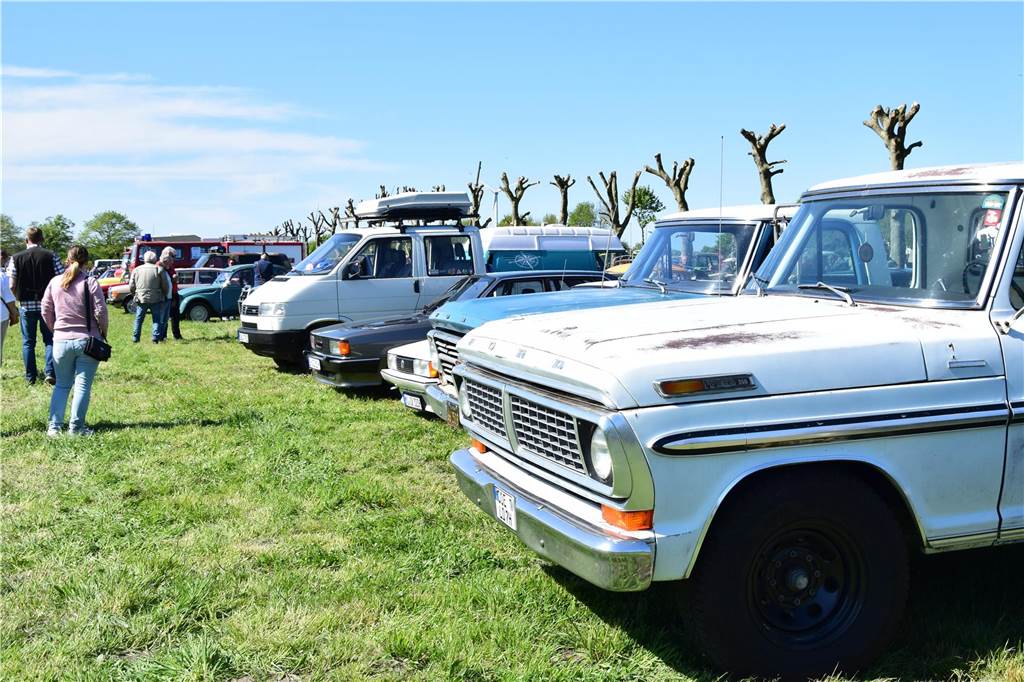 Pkw, Landmaschinen, Trecker, Motorräder, Wohnmobile, Militärfahrzeuge und sogar Feuerwehrautos aus längst vergangenen Jahrzehnten – rund 400 Aussteller waren am Sonntag (27.4.2025 )der Einladung von Prickingshof-Chef Thomas Döpper zum Oldtimertreff in Haltern gefolgt.