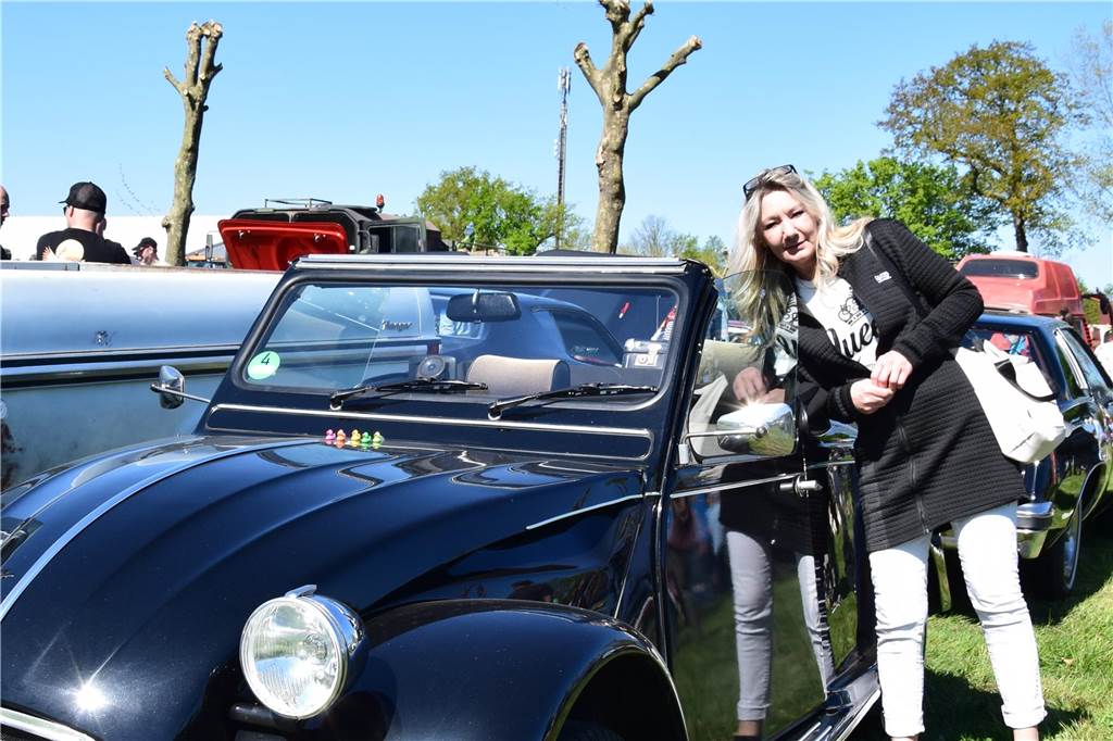 Pkw, Landmaschinen, Trecker, Motorräder, Wohnmobile, Militärfahrzeuge und sogar Feuerwehrautos aus längst vergangenen Jahrzehnten – rund 400 Aussteller waren am Sonntag (27.4.2025 )der Einladung von Prickingshof-Chef Thomas Döpper zum Oldtimertreff in Haltern gefolgt.