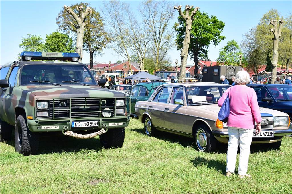 Pkw, Landmaschinen, Trecker, Motorräder, Wohnmobile, Militärfahrzeuge und sogar Feuerwehrautos aus längst vergangenen Jahrzehnten – rund 400 Aussteller waren am Sonntag (27.4.2025 )der Einladung von Prickingshof-Chef Thomas Döpper zum Oldtimertreff in Haltern gefolgt.