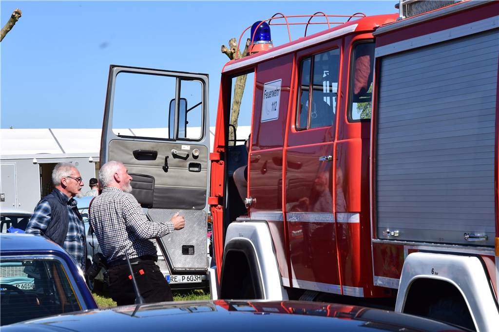 Pkw, Landmaschinen, Trecker, Motorräder, Wohnmobile, Militärfahrzeuge und sogar Feuerwehrautos aus längst vergangenen Jahrzehnten – rund 400 Aussteller waren am Sonntag (27.4.2025 )der Einladung von Prickingshof-Chef Thomas Döpper zum Oldtimertreff in Haltern gefolgt.