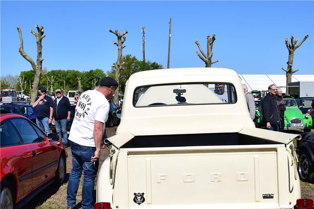 Pkw, Landmaschinen, Trecker, Motorräder, Wohnmobile, Militärfahrzeuge und sogar Feuerwehrautos aus längst vergangenen Jahrzehnten – rund 400 Aussteller waren am Sonntag (27.4.2025 )der Einladung von Prickingshof-Chef Thomas Döpper zum Oldtimertreff in Haltern gefolgt.
