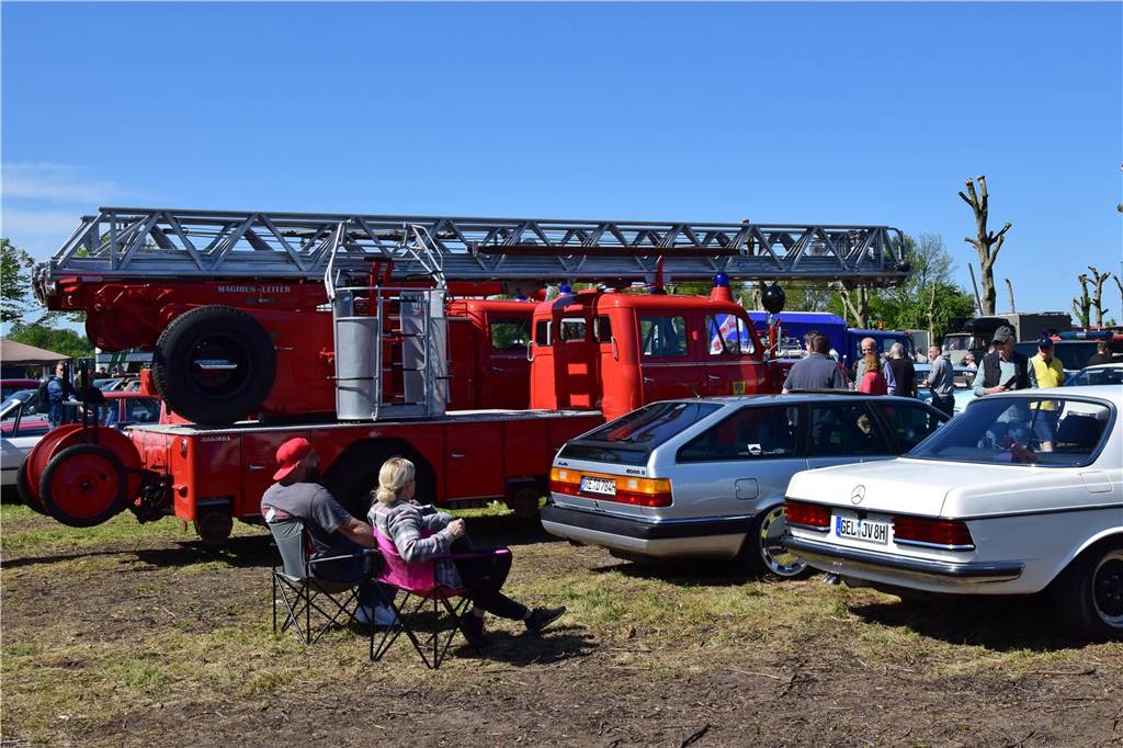 Pkw, Landmaschinen, Trecker, Motorräder, Wohnmobile, Militärfahrzeuge und sogar Feuerwehrautos aus längst vergangenen Jahrzehnten – rund 400 Aussteller waren am Sonntag (27.4.2025 )der Einladung von Prickingshof-Chef Thomas Döpper zum Oldtimertreff in Haltern gefolgt.