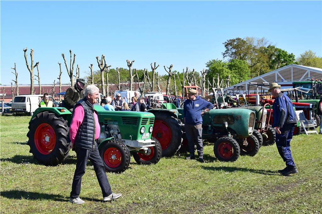 Pkw, Landmaschinen, Trecker, Motorräder, Wohnmobile, Militärfahrzeuge und sogar Feuerwehrautos aus längst vergangenen Jahrzehnten – rund 400 Aussteller waren am Sonntag (27.4.2025 )der Einladung von Prickingshof-Chef Thomas Döpper zum Oldtimertreff in Haltern gefolgt.
