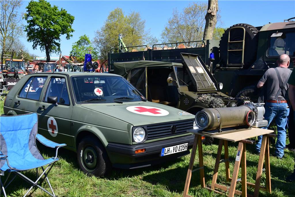 Pkw, Landmaschinen, Trecker, Motorräder, Wohnmobile, Militärfahrzeuge und sogar Feuerwehrautos aus längst vergangenen Jahrzehnten – rund 400 Aussteller waren am Sonntag (27.4.2025 )der Einladung von Prickingshof-Chef Thomas Döpper zum Oldtimertreff in Haltern gefolgt.