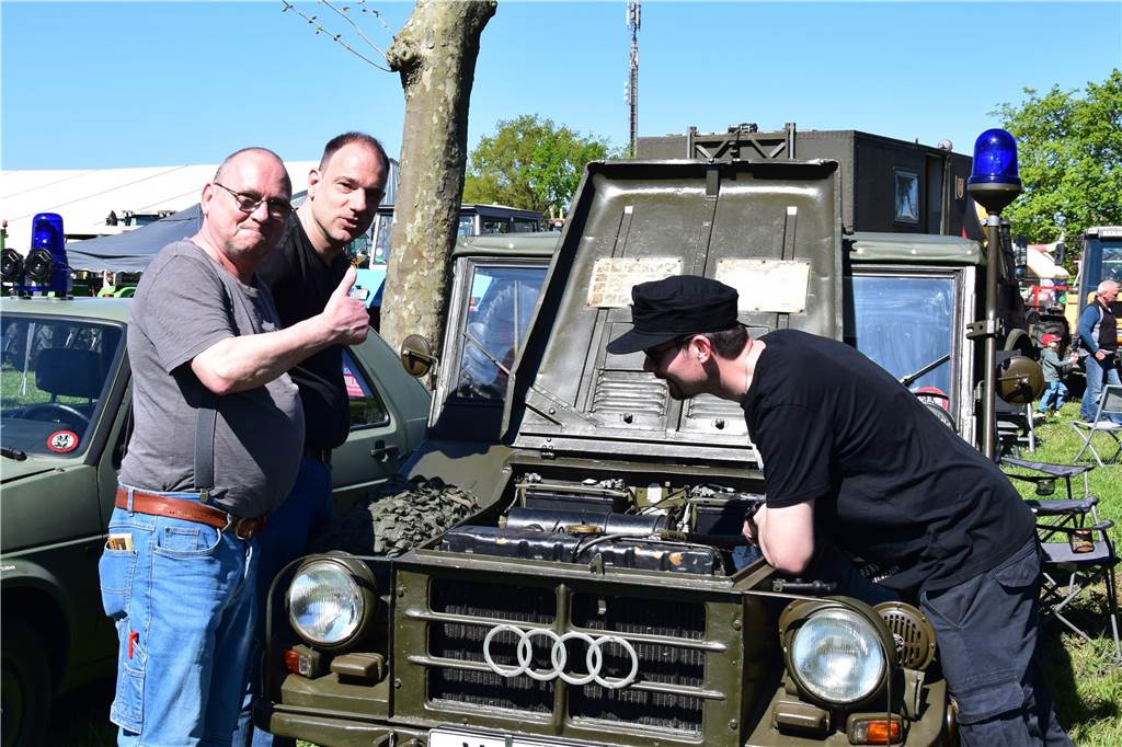 Pkw, Landmaschinen, Trecker, Motorräder, Wohnmobile, Militärfahrzeuge und sogar Feuerwehrautos aus längst vergangenen Jahrzehnten – rund 400 Aussteller waren am Sonntag (27.4.2025 )der Einladung von Prickingshof-Chef Thomas Döpper zum Oldtimertreff in Haltern gefolgt.