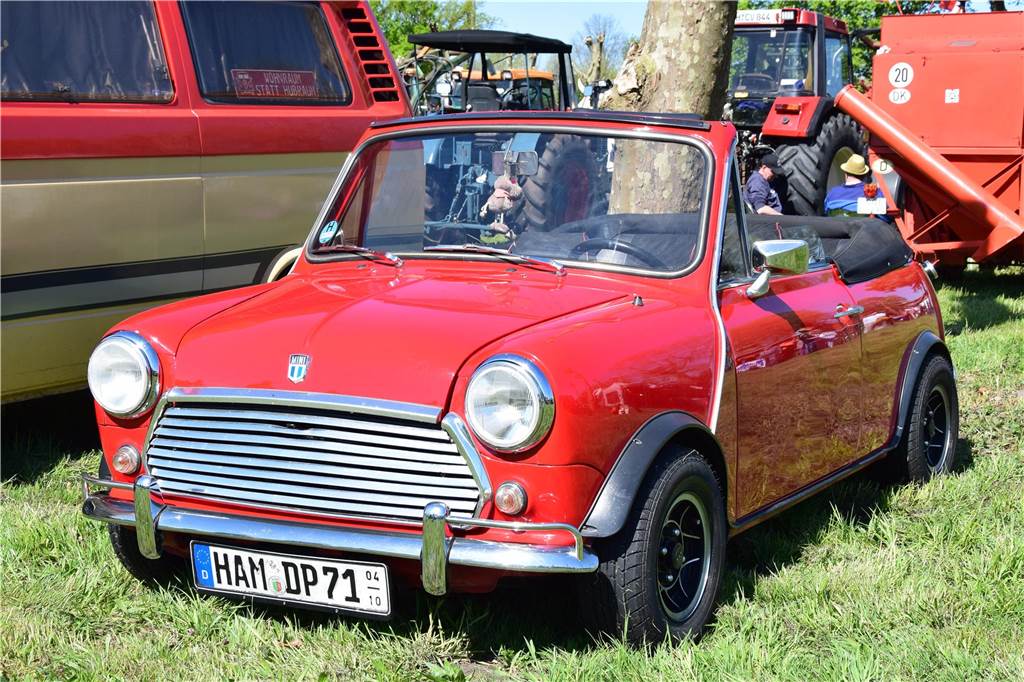 Pkw, Landmaschinen, Trecker, Motorräder, Wohnmobile, Militärfahrzeuge und sogar Feuerwehrautos aus längst vergangenen Jahrzehnten – rund 400 Aussteller waren am Sonntag (27.4.2025 )der Einladung von Prickingshof-Chef Thomas Döpper zum Oldtimertreff in Haltern gefolgt.