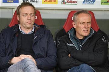 Plädiert für Kader-Obergrenzen: Freiburgs Sportdirektor Klemens Hartenbach (l). Foto: Patrick Seeger