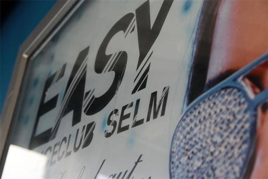 An diesem Wochenende eröffnet Selms neue Disco Plakat des Easy Danceclubs.