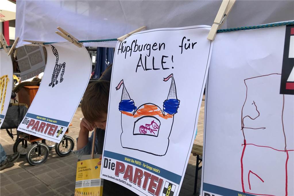 Wahlkampf in Dorsten: Manchmal passt die Wahrheit auf einen Bierdeckel Plakate aus Kinderhand: "Die Partei" sorgt im Wahlkampf für ungewöhnliche Farbtupfer.