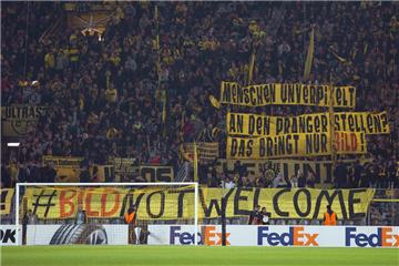Plakate der BVB-Fans vor dem Spiel gegen Krasnodar. 