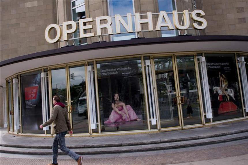 Tanztheater Pina Bausch probt mit neuen Choreographen Plakate des Pina Bausch Tanztheater im Foyer des Opernhauses in Wuppertal. Foto: M.Becker/Archiv