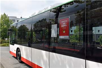 Plakate erinnern an die Makenpflicht in Bussen.