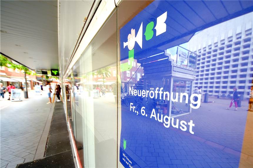 Foodtrucks und Neueröffnung locken am Freitag in die Innenstadt Plakate in den Schaufenstern der ehemaligen Weltbild-Filiale in Ahaus kündigen den Neustart an: Am 6. August soll dort das Unternehmen Thalia eine Filiale eröffnen.