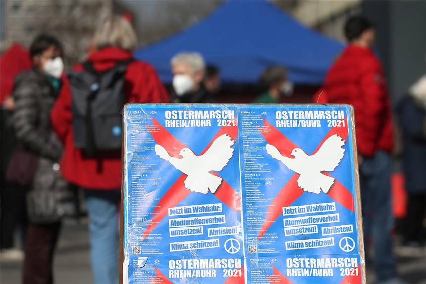 Ostermarsch 2021: Aktion in Dortmund geplant – aber ohne Andacht Plakate kündigen den mehrtägigen Ostermarsch Rhein-Ruhr 2021 an. Auch in Dortmund soll am Ostermontag eine Aktion stattfinden.