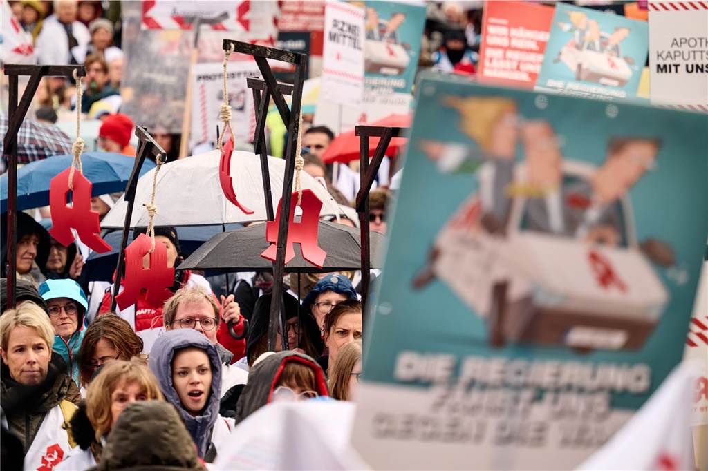 Plakate und Symbolisierungen des „Apotheken-Sterbens“ waren in Dortmund zu sehen.